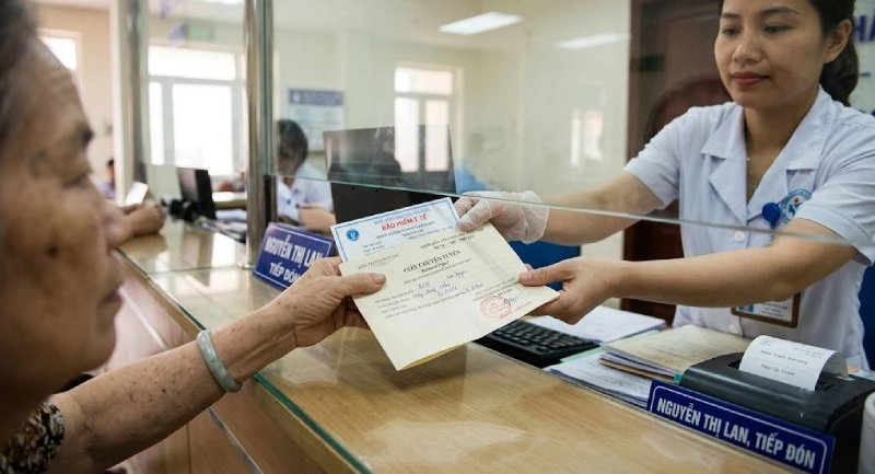 Bệnh nhân xuất trình thẻ BHYT để làm thủ tục nhập viện.